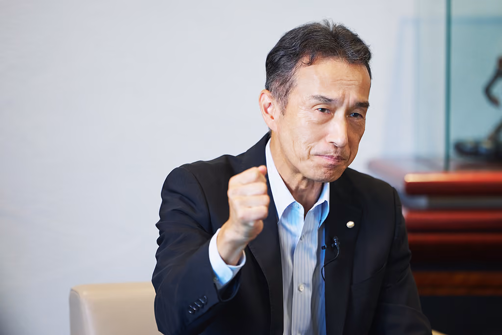 Mr. Minakata speaking with his fist held out