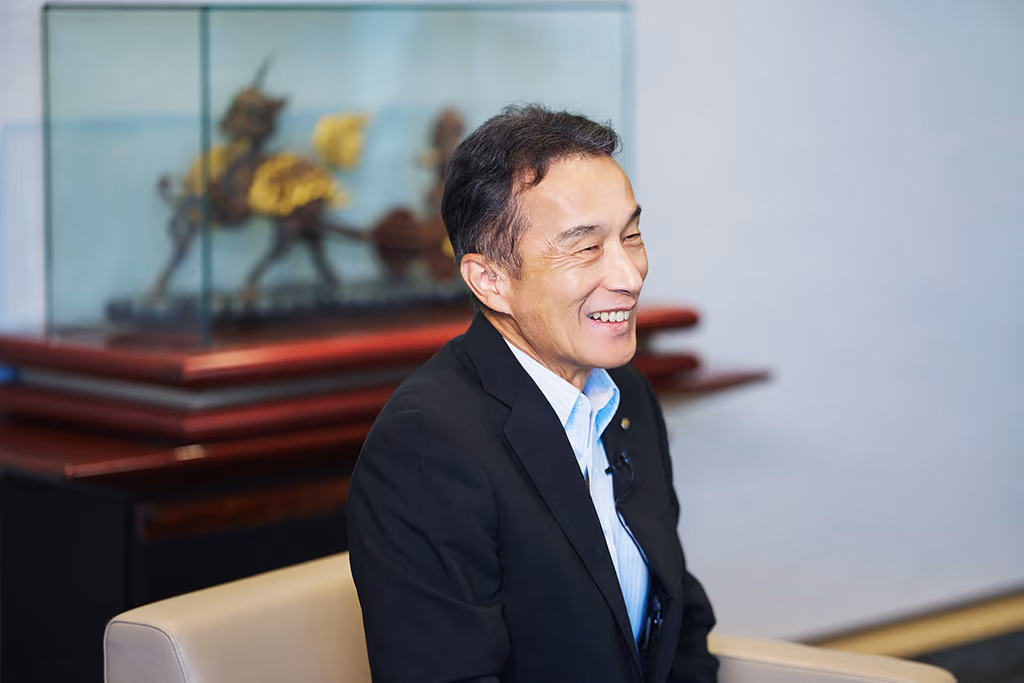 Mr. Minakata speaking, photographed from the side