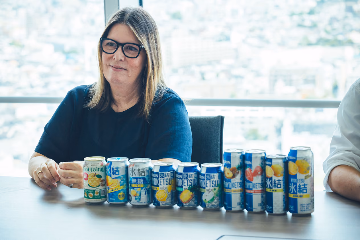 Rachel Ellerm speaking in front of HYOKETSU products sold in the Oceania region and the U.S., HYOKETSU Sugar-Free, and HYOKETSU mottainai.