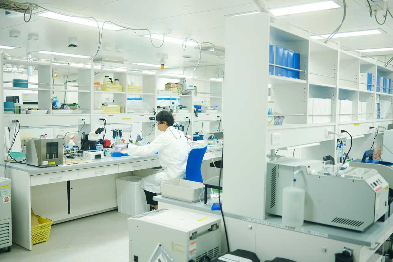 Kenta Jonai conducting an experiment in the lab