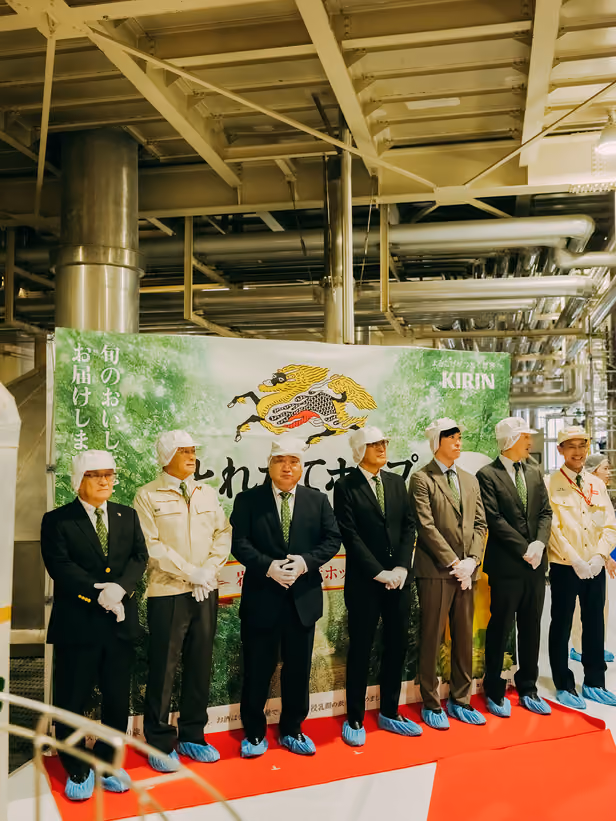 Participants at the brewing ceremony for KIRIN ICHIBAN TORETATE HOP