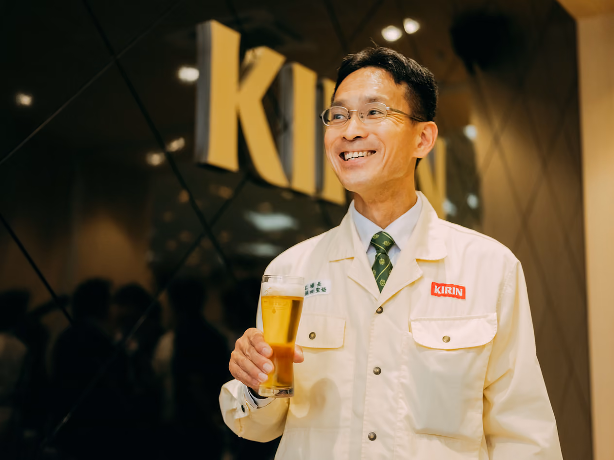 Plant Manager Kubota speaking with a glass of KIRIN ICHIBAN in hand