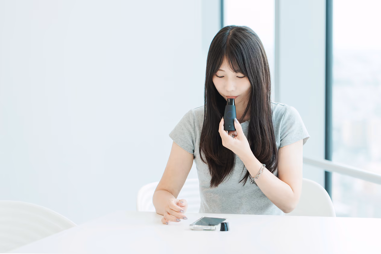 Measuring exhaled breath while placing the Lumen mouthpiece in the mouth