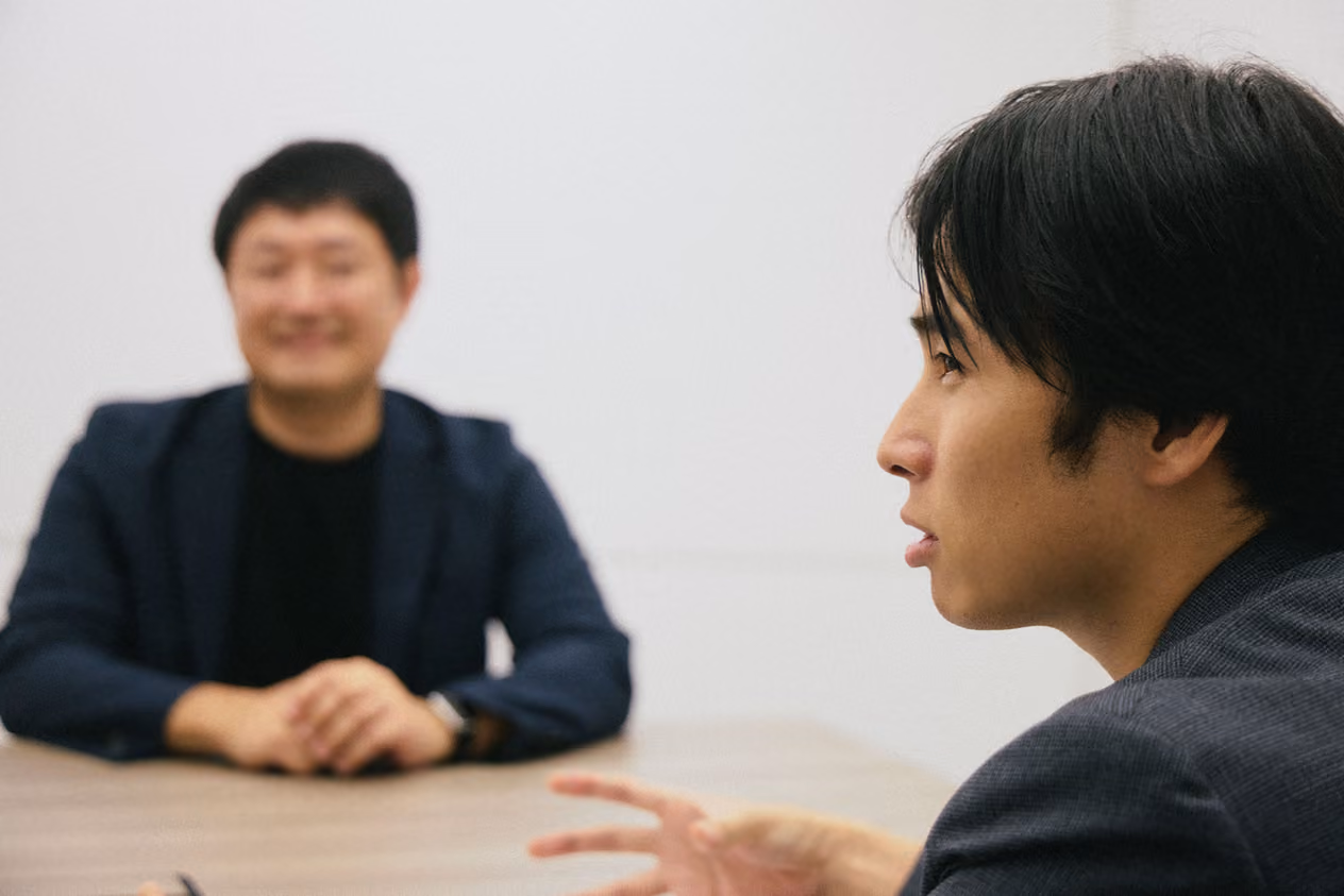 Futa Sakai speaking in front of Ryuhei Asai